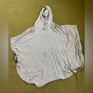 A Pea in the Pod Nursing Poncho Size XS